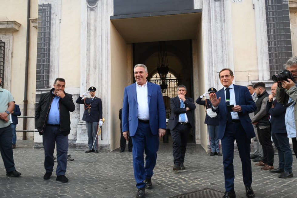imm_3935_incontro_governo_30-5-03.jpg
