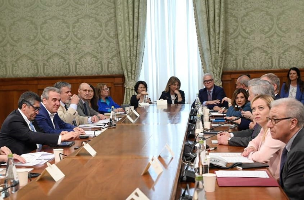 imm_7428_incontro_governo_30-5-01.jpg